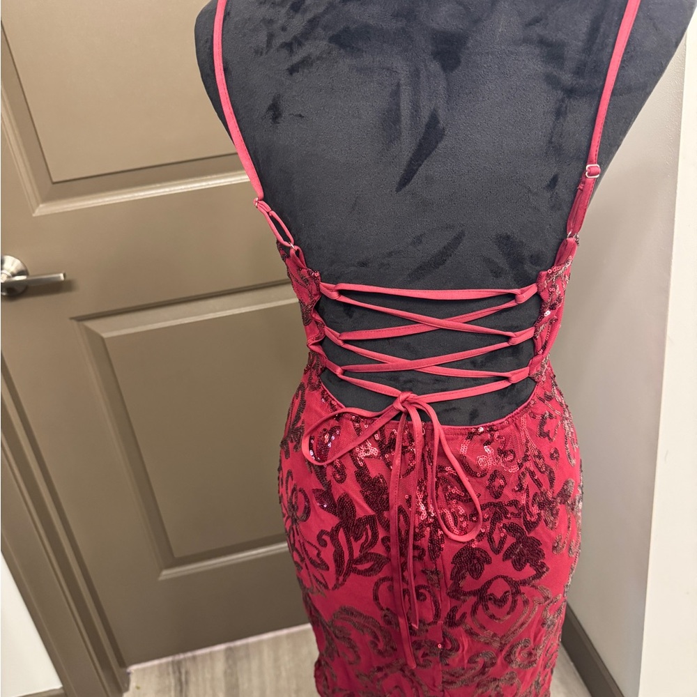 Elegant Red Sleeveless Dress - Picture 2 of 2
